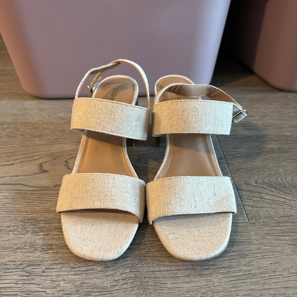 ✨Old Navy Two Band Block Sandals in Natural ✨